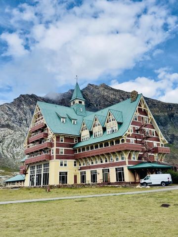 🏨🏔️ Prince of Wales Hotel: A Timeless Icon of the Rockies 🇨🇦