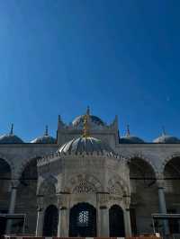 🕌✨“Grace by the Golden Horn: A Peaceful Pause at Yeni Camii”✨🕌