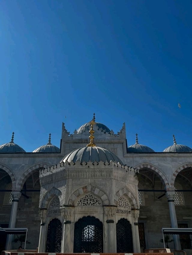 🕌✨“Grace by the Golden Horn: A Peaceful Pause at Yeni Camii”✨🕌