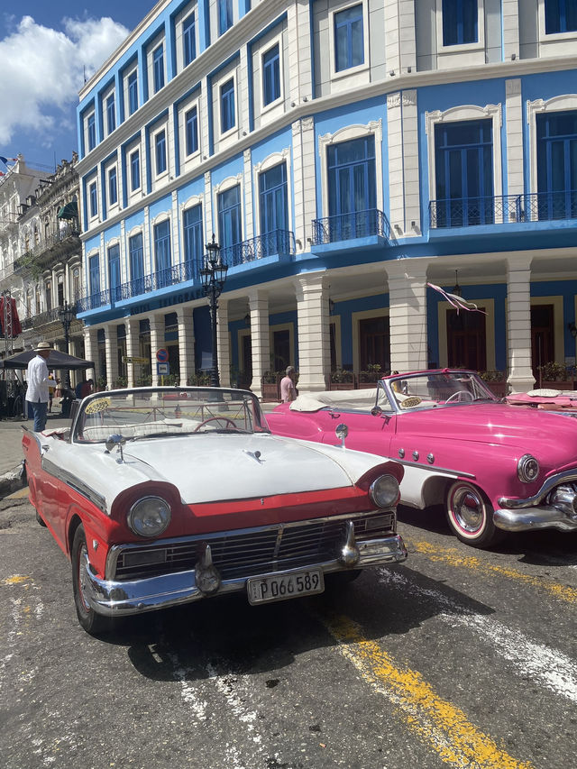 Explore Havana Like a Local: Classic Cars & Colorful Streets 