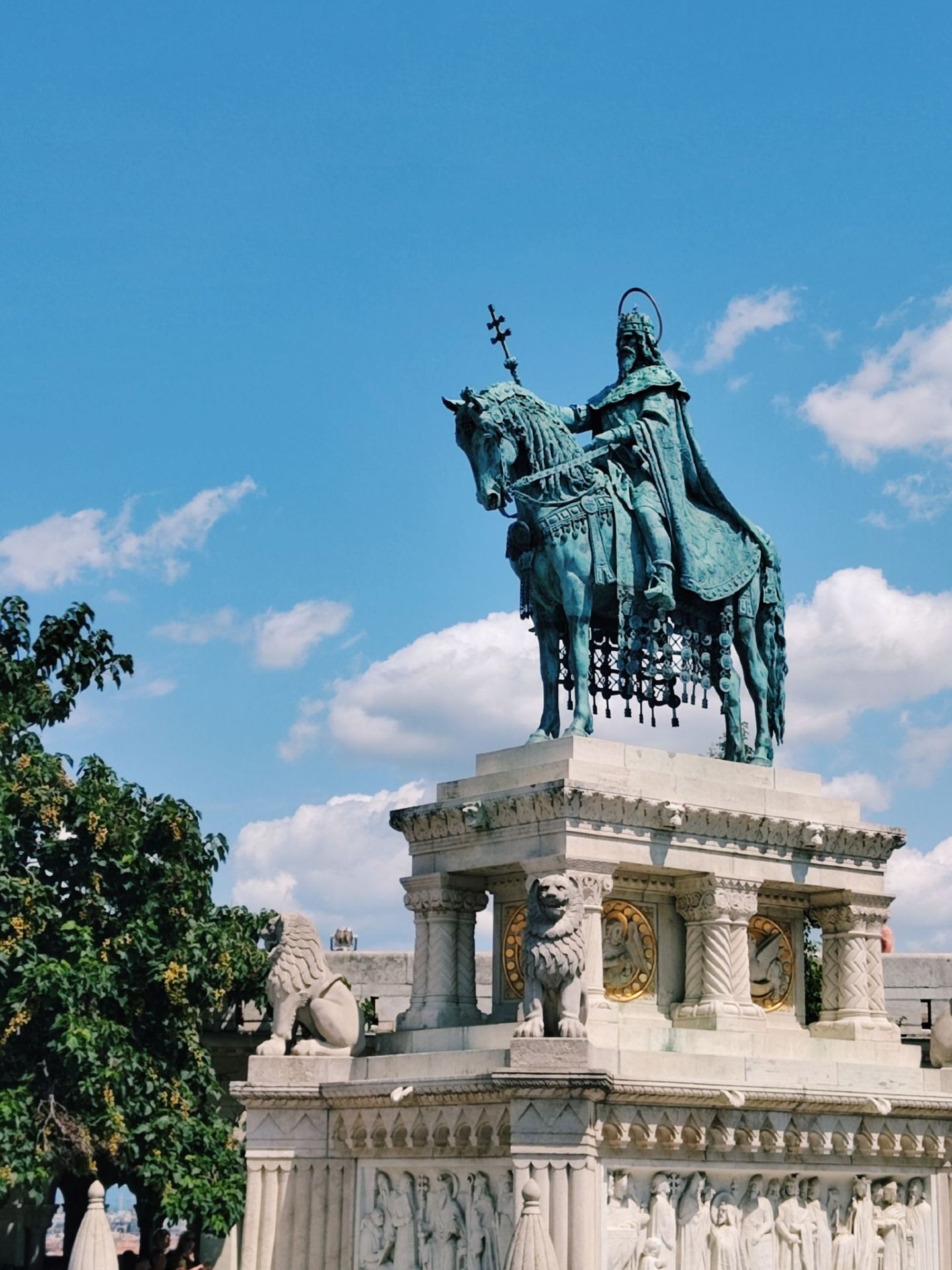Royal Legacies of Buda Castle: St. Stephen Statue & Matthias Church! 👑🏰