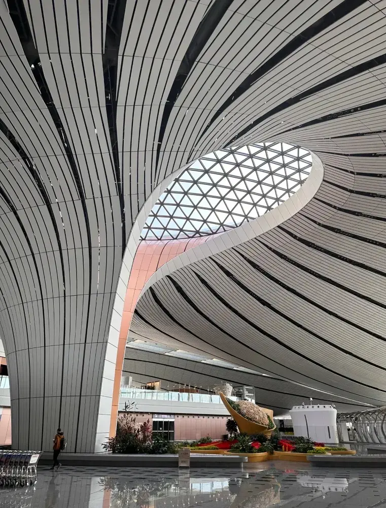 관광 명소 대신 공항을 여행지로 선택한다면 어떨까요? 베이징 다싱 공항은 그런 질문을 던지게 만드는 곳입니다.