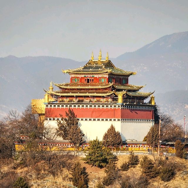 Great Turtle Hill - Shangri-La's Ancient Town Temple