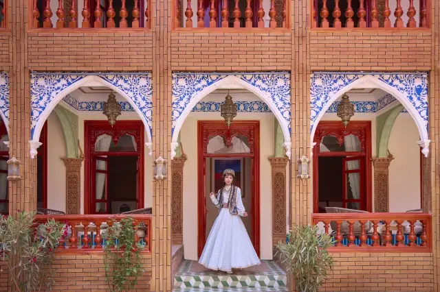 Travel through time and space to explore the beauty of Kashgar Ancient City!