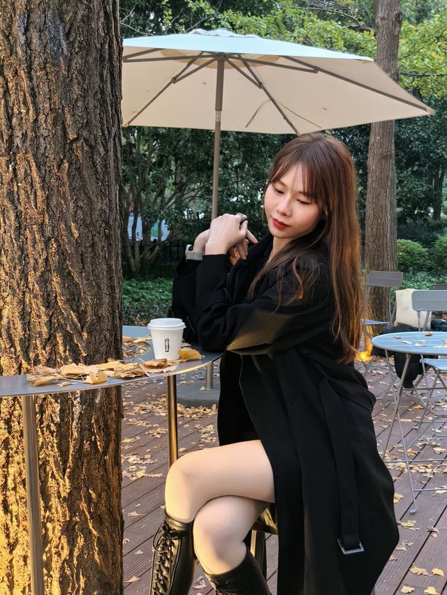 秋葉飄落，咖啡飄香