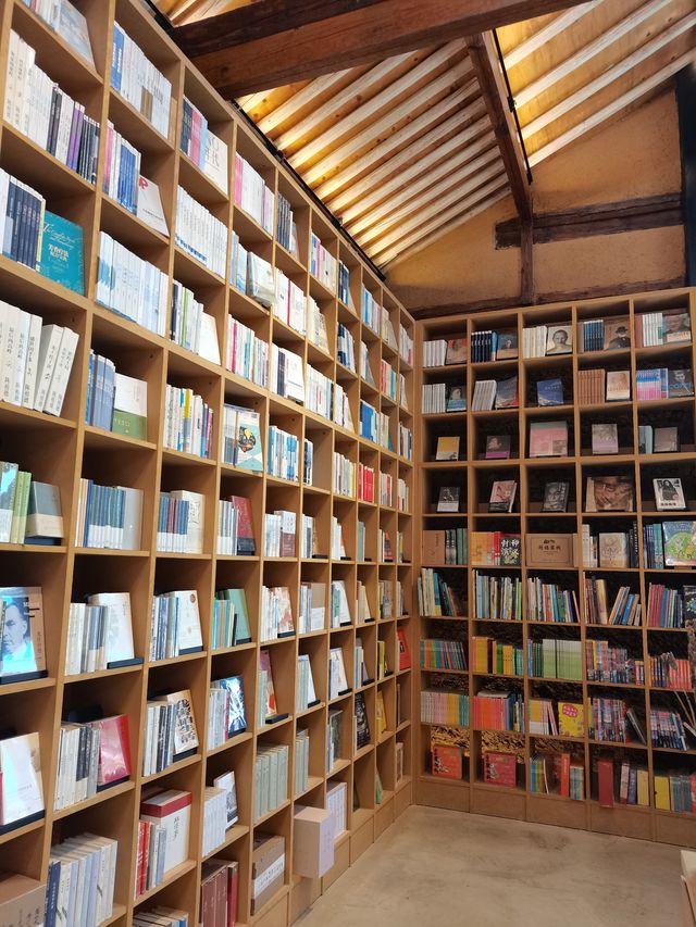 大理沙溪‖沙溪先鋒書店書香味和泥土味的詩意結合