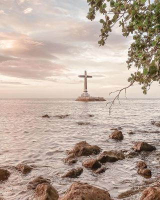 สำรวจประวัติศาสตร์ของเกาะคามิกวิน: สุสานใต้ทะเลและสิ่งมหัศจรรย์ของภูเขาไฟ 🌋💌
