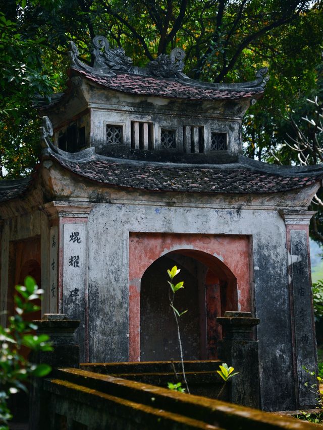 越南第一個王朝的首都，如今只剩兩座破廟