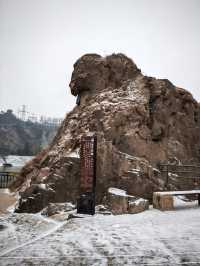 一夜雪後，濃霧中的三門峽大壩