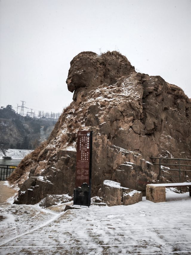 一夜雪後，濃霧中的三門峽大壩