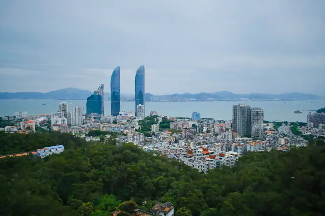 Attend a sunset rendezvous at the Xiamen Zhonggu Cableway