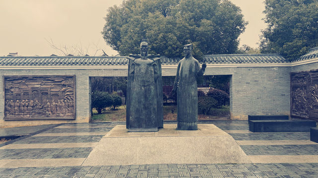 周庄，這座江南古鎮，被灰藍的煙雨輕紗輕輕籠罩，仿彿一幅淡墨的水彩畫