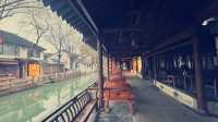 周庄，這座江南古鎮，被灰藍的煙雨輕紗輕輕籠罩，仿彿一幅淡墨的水彩畫