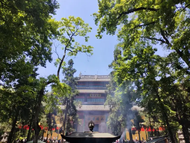 臨済宗の寺院である灵隐寺は、東晋の時代に創建されました