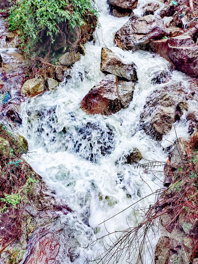 雲遮霧罩西峽峰，蒼翠欲滴水隆隆