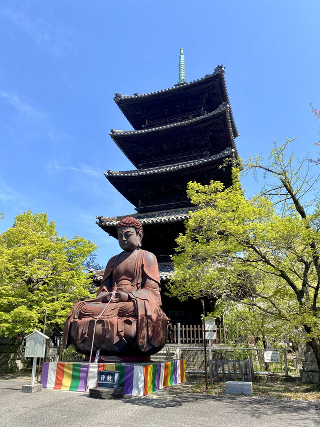有自動扶梯的八事興正寺