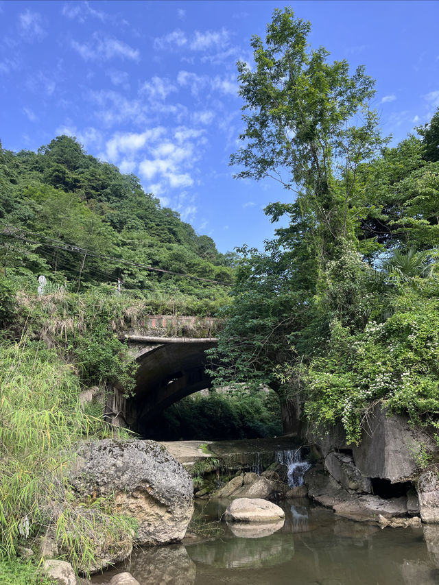 成都版京都鴨川！能避暑玩水還能撿化石