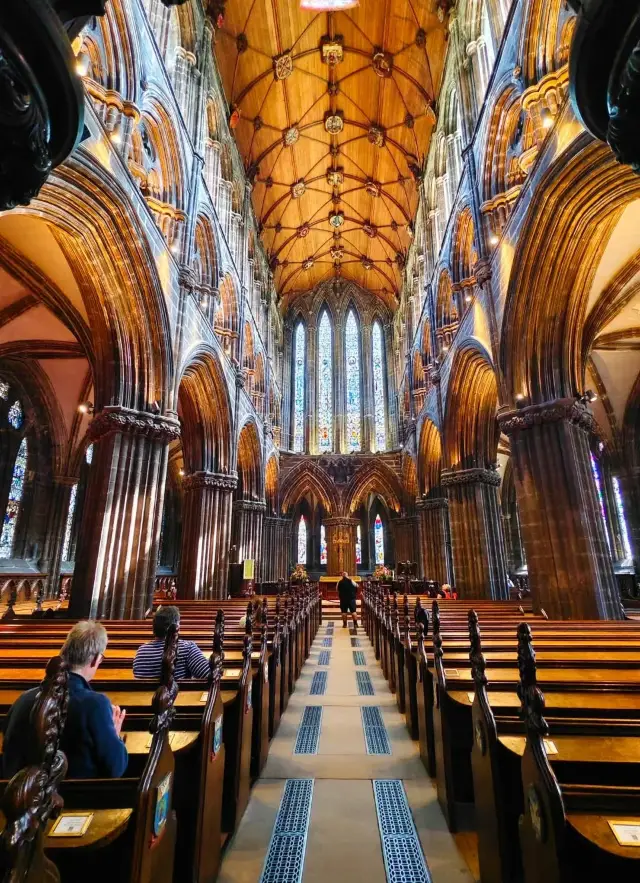 The cathedral and cemetery are as beautiful as an oil painting.