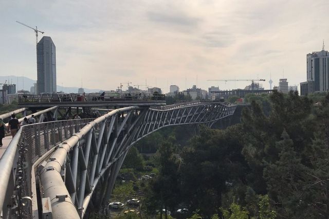 穿越德黑蘭，讓你的旅行成為傳奇。