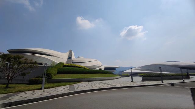 走進建築師扎哈·哈迪德落筆的藝術境界——梅溪湖藝術中心。
