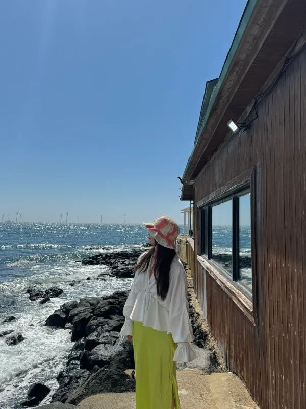 Explore the Gentle Breeze and Sunshine of Aewol-eup's Coffee Shops