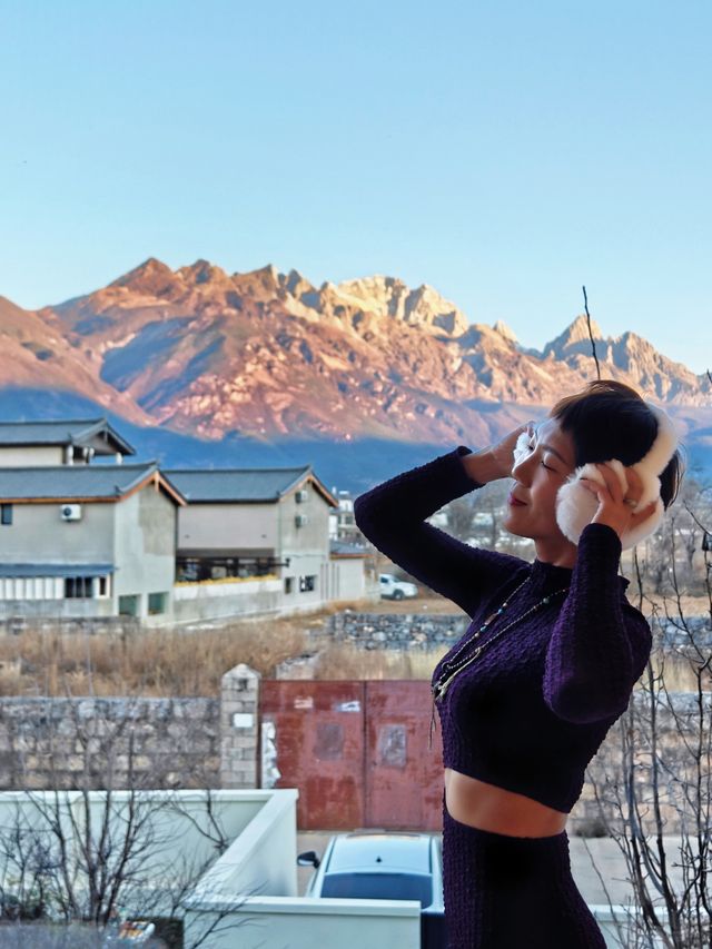 在白沙古鎮！躺在床上就能看玉龍雪山的日照金山！