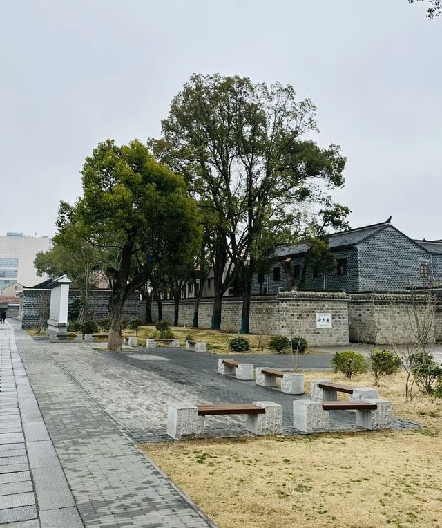 六尺巷，六尺巷，盡顯寬容的力量。