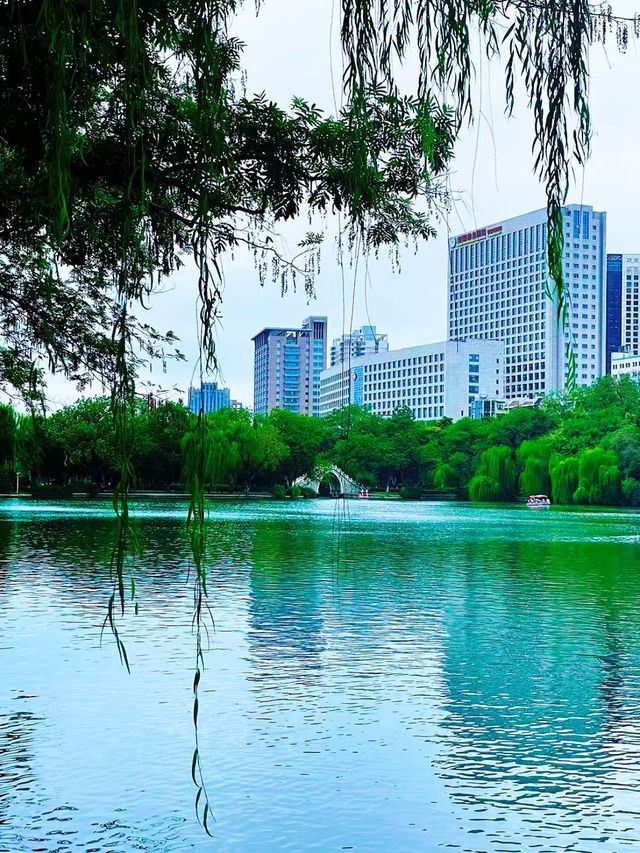 人文和風光融為一體；包公園