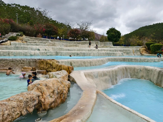 十萬大山22-38℃天然低溫溫泉，可去