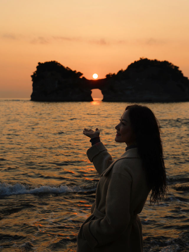 日本和歌山，白濱圓月島日落。