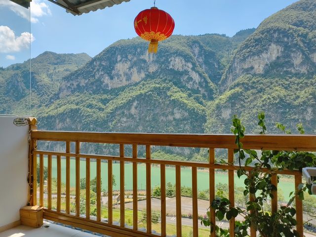 【龔灘攬山民宿：住進山水畫中的極致體驗】