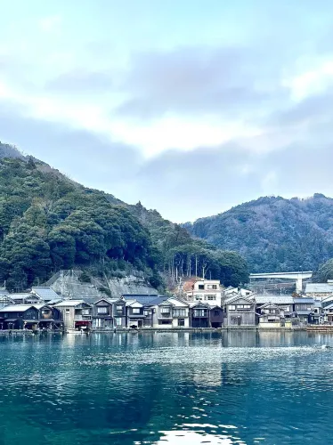伊根舟屋:時の海に浮かぶ千年の漁師の夢