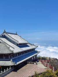 "峨眉山一座雲上佛國，人間仙境"。