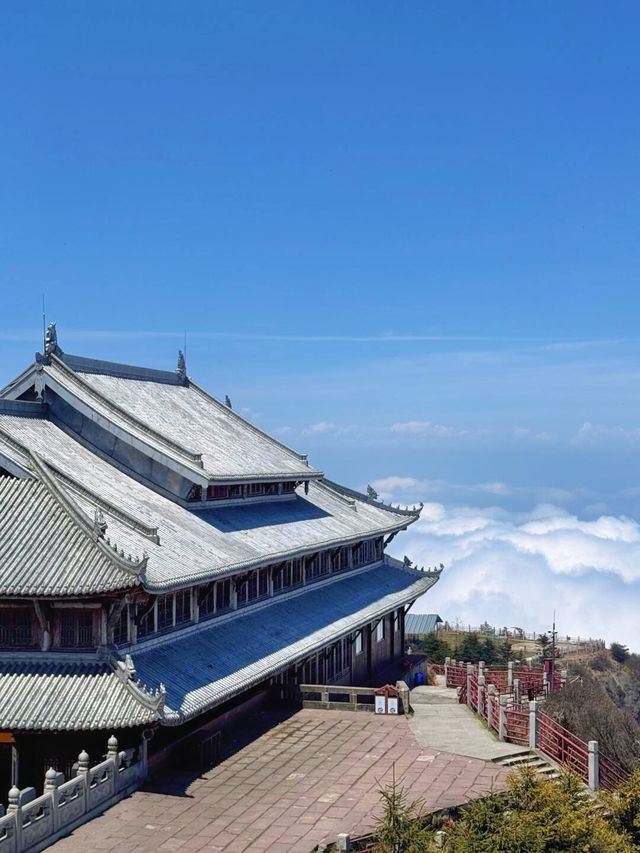 "峨眉山一座雲上佛國，人間仙境"。