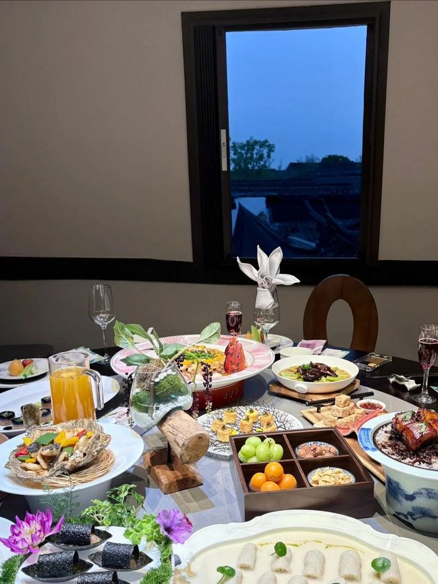 紹興寶藏餐廳分享 簷下煙火.綠意成詩 青磚黛瓦在暮色裡暈開水墨 我推開雕花木門的剎那 驚起一院草木的