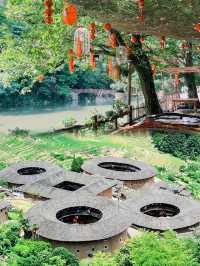 在「小麗江」當鹹魚：日間數瓦片，晚上追螢火