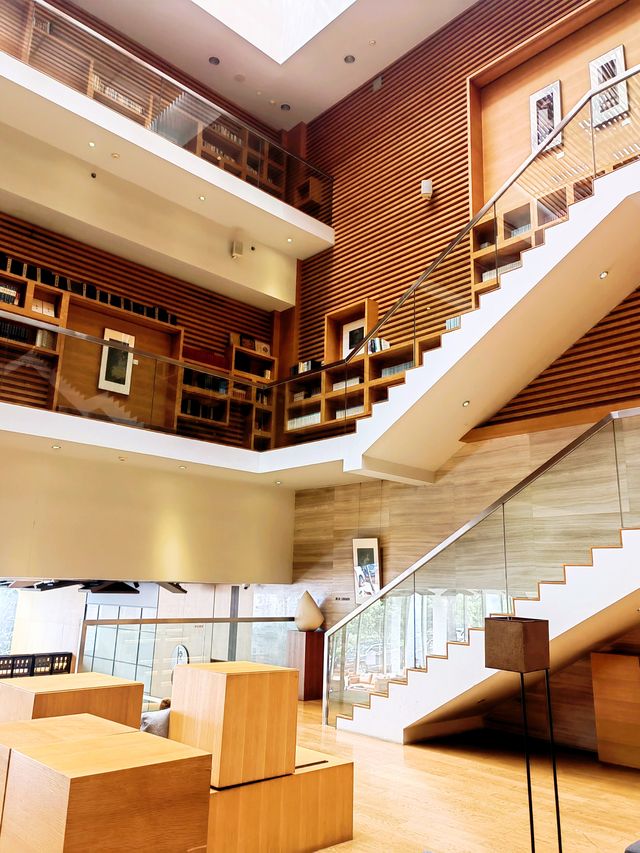 黃龍西軒麗呈酒店，最大亮點係藏書館
