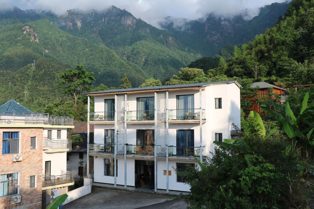 住進山間美宿，邂逅治癒系風景