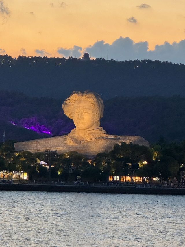 長沙高空浴缸房！同毛爺爺隔江對望