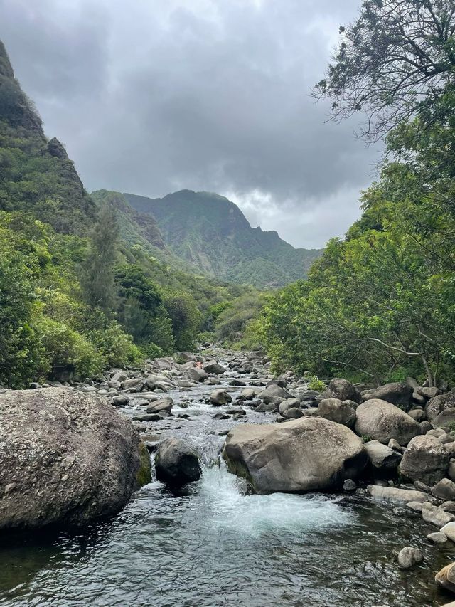 雨霧朦朧中的伊奧山谷夏威夷土著國王都來打卡的秘境！
