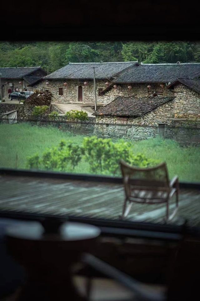 讓心靈放個假，枕著山風與雨聲入眠，南岔灣百年石屋聽雨記:
