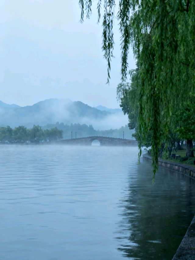 驚艷！杭州西湖斷橋，煙雨朦朧時邂逅白素貞同款浪漫