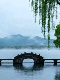 驚艷！杭州西湖斷橋，煙雨朦朧時邂逅白素貞同款浪漫