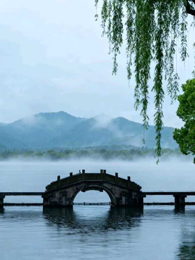 驚艷！杭州西湖斷橋，煙雨朦朧時邂逅白素貞同款浪漫