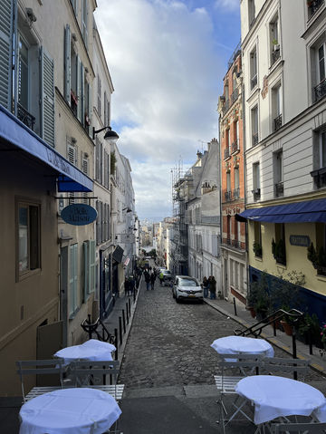 Must-Stay at Hotel des Artes Montmartre! Must-Stay at Hotel des Artes Montmartre!