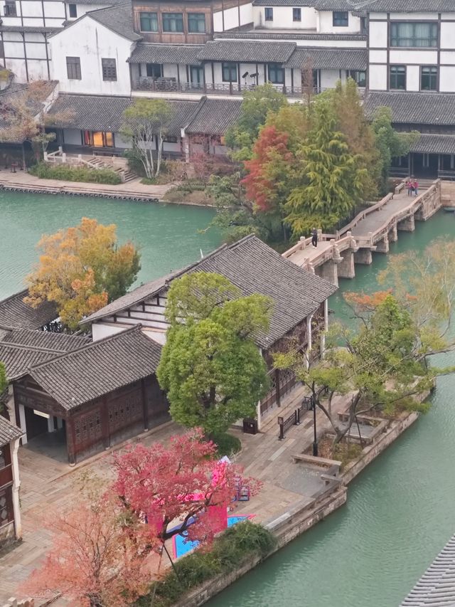 古鎮晨寐，塔上獨醒！