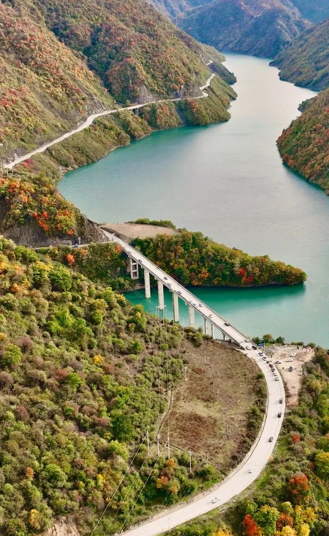 平武天母湖“百里彩林走廊”