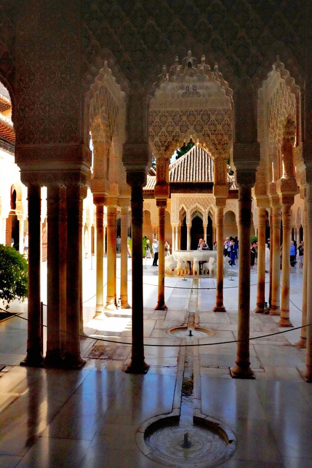 格拉納達的秘境:阿爾罕布拉宮的水與光 格拉納達的秘境:阿爾罕布拉宮的水與光