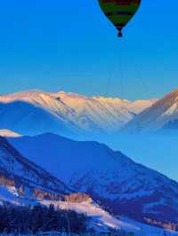 冬日必去滑雪勝地｜新疆禾木旅遊攻略  還在尋找夢想中的冬日仙境嗎？新疆的禾木，就是一個被白雪擁抱的童