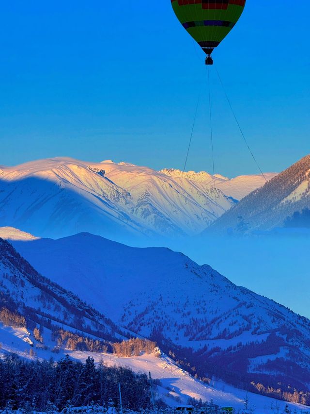 冬日必去滑雪勝地｜新疆禾木旅遊攻略  還在尋找夢想中的冬日仙境嗎？新疆的禾木，就是一個被白雪擁抱的童